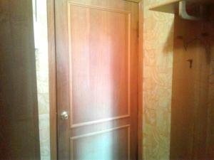 モスクワにあるApartment Novinkiのバスルーム(木製のドア付)が備わります。