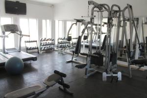 The fitness centre and/or fitness facilities at Hotel Rincon Real Suites