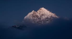 Ein allgemeiner Bergblick oder ein Berglick von der Lodge aus