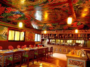 En restaurant eller et spisested på Mountain Lodges of Nepal - Lukla