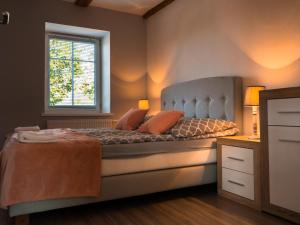 sypialnia z dużym łóżkiem i oknem w obiekcie Apartamenty Sami Swoi w mieście Zełwągi
