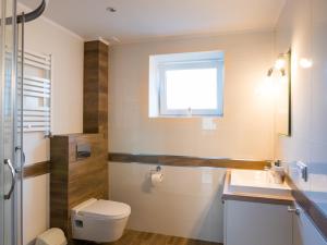 Ένα μπάνιο στο Apartamenty Sami Swoi +13 φωτογραφίες