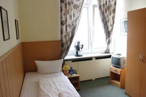 Postel nebo postele na pokoji v ubytování Hotel-Pension Rheingold am Kurfürstendamm