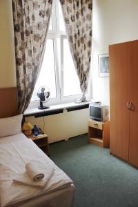 Postel nebo postele na pokoji v ubytování Hotel-Pension Rheingold am Kurfürstendamm