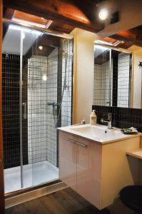 Galgon的住宿－拉吉朗戴恩旅館，带淋浴、盥洗盆和淋浴的浴室