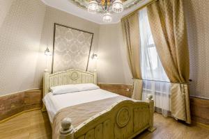 セルギエフ・ポサードにあるBarskiye Polati Hotelのベッドルーム1室(ベッド1台、シャンデリア付)