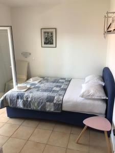 ein Schlafzimmer mit einem Bett und einem Tisch darin in der Unterkunft Apartmants Matić in Podaca