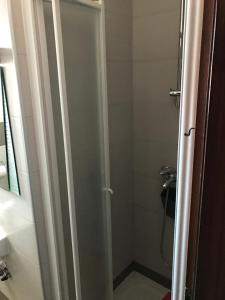 eine Dusche mit einer Glastür in einem Badezimmer in der Unterkunft Apartmants Matić in Podaca