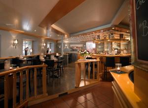 een restaurant met een bar met tafels en stoelen bij Schloss Hotel Herborn in Herborn