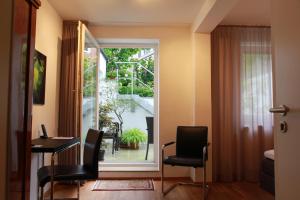 um quarto com uma mesa e cadeiras e uma janela em FirstClass Apartments em Hamburgo