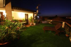 A garden outside Hotel Merindad de Olite