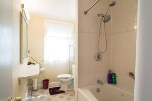 Kylpyhuone majoituspaikassa Apartments in Salem
