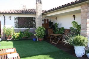 A garden outside Hotel Merindad de Olite
