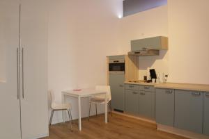 eine Küche mit einem Tisch und Stühlen im Zimmer in der Unterkunft Park Apartaments in Aachen