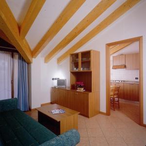 uma sala de estar com um sofá e uma mesa em Residence Alba Nova em Andalo