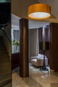 a living room with a couch and a lamp at Leopoldo Hotel in Guanamby