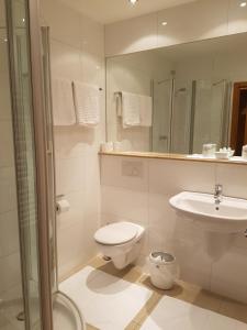 Hotel Garni Keiml tesisinde bir banyo
