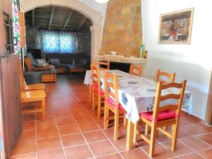 uma sala de jantar com mesa e cadeiras em Casa Rural en Aldea Cueva Ahumada em Villaverde de Guadalimar