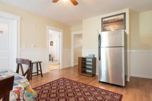 uma cozinha com um frigorífico de aço inoxidável num quarto em Apartments in Salem em Salem