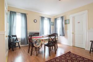 Ruang duduk di Apartments in Salem