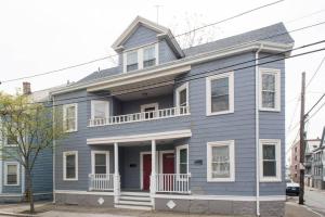 塞勒姆的住宿－塞勒姆公寓，街上有一道带红色门的蓝色房子