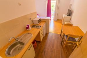 Kuchyň nebo kuchyňský kout v ubytování Rooms Karla