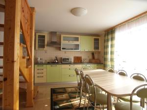 Kuchyňa alebo kuchynka v ubytovaní Domek Na Wierchu i Apartament na Wierchu