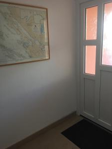 una habitación con un mapa en la pared junto a una puerta en Apartments Vidovic, en Povljana