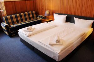 Postel nebo postele na pokoji v ubytování Hotel-Pension Rheingold am Kurfürstendamm