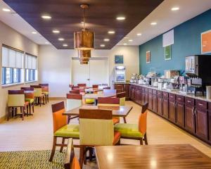 a restaurant with tables and chairs and a counter at Comfort Inn in Ferdinand