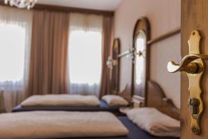 Un pat sau paturi într-o cameră la Hotel Five Seasons