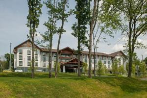 un gran edificio con árboles delante de él en Hotel Zero Degrees Danbury en Danbury