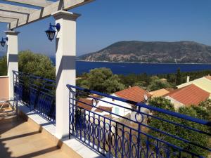 Elle comprend un balcon offrant une vue sur l'océan. dans l'établissement Vila Tselentata, à Fiskardho