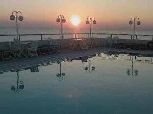 Východ nebo západ slunce při pohledu z hotelu nebo okolí
