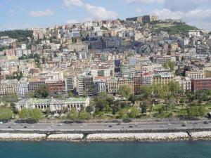una vista aerea di una città con edifici su una collina di B&B A casa di Grazia a Napoli