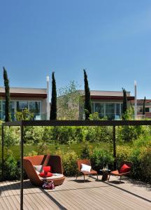 バルドリーノにあるAqualux Hotel Spa Suite & Termeのパティオ(椅子2脚、椅子2脚付)