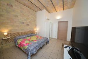 ローマにあるstars luxury apartmentsのレンガの壁、ベッド付きのベッドルーム1室