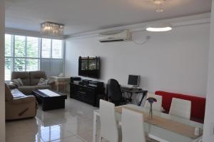 sala de estar con sofá, mesa y TV en Vip Apartment, en Bat Yam