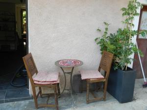 ヴァルドゥブロールにあるLa Maison de Josephineのテーブルと椅子2脚