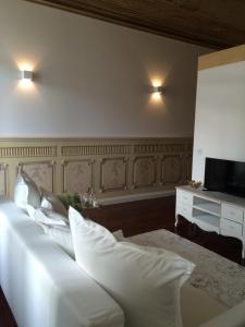 sala de estar con sofá blanco y TV en GET a unique and luxury flat en Oporto