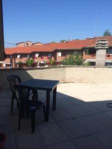 un tavolo nero e 2 sedie su un patio di Rinidia - Siena Celso Cittadini a Siena