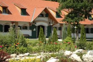 una casa con techo naranja y jardín en Abbazia Country Club, en Nemesnép