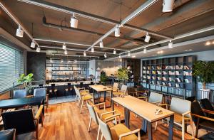 a restaurant with tables and chairs and a bar at JB Design Hotel in Busan