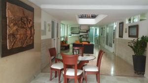 comedor con mesa y sillas en Hotel Napolitano en Villavicencio