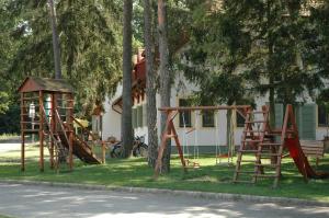 un gruppo di attrezzature per il parco giochi sul lato di una strada di Abbazia Country Club a Nemesnép