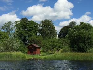 科克尼斯Senči的河岸边的小棚屋