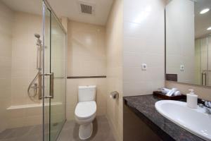 Kupatilo u objektu Sancrest Residence Deltamas