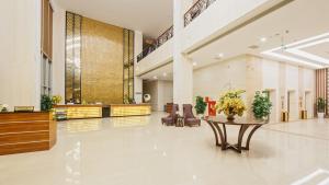a lobby with a table with flowers on it at Muong Thanh Luxury Moc Chau Hotel in Mộc Châu +55 photos
