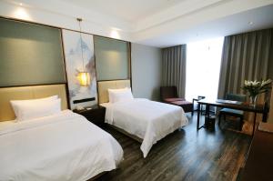 Airport Jianguo Hotel tesisinde bir odada yatak veya yataklar