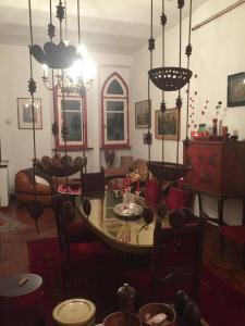 sala de estar con mesa y lámparas de araña en Lalla's Central Apartment en Tortona